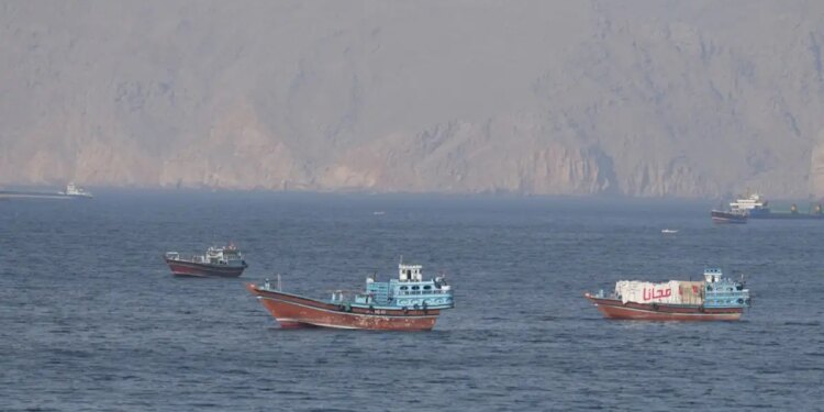 Τραμπ σε Ιράν για τα Στενά του Ορμούζ: «Δεν μπορείτε να μας εκβιάσετε» - Πυραυλικές επιθέσεις σε πλοία