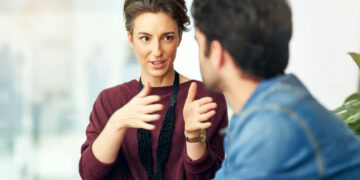 3 μυστικά της γλώσσας του σώματος για να κερδίσετε την εμπιστοσύνη των άλλων