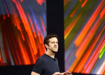 Τζον Τέρνους: Ο νέος CEO της Apple που καλείται να είναι ταυτόχρονα ο Στιβ Τζομπς και ο Τιμ Κουκ