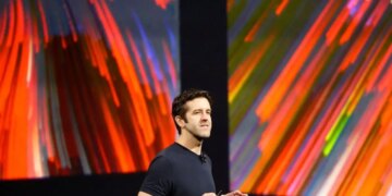 Τζον Τέρνους: Ο νέος CEO της Apple που καλείται να είναι ταυτόχρονα ο Στιβ Τζομπς και ο Τιμ Κουκ