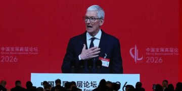 Apple: Ο Τιμ Κουκ που διαδέχθηκε τον Στιβ Τζομπς το 2011, αποχωρεί από το τιμόνι του τεχνολογικού κολοσσού