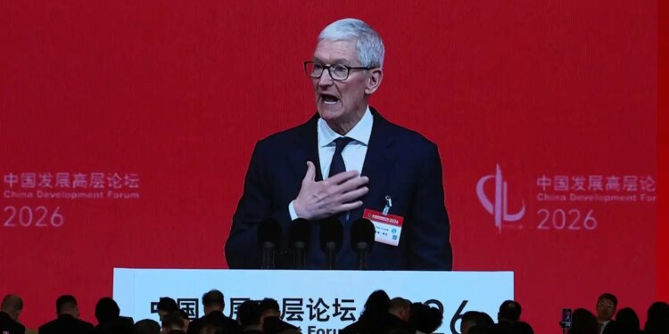 Apple: Ο Τιμ Κουκ που διαδέχθηκε τον Στιβ Τζομπς το 2011, αποχωρεί από το τιμόνι του τεχνολογικού κολοσσού