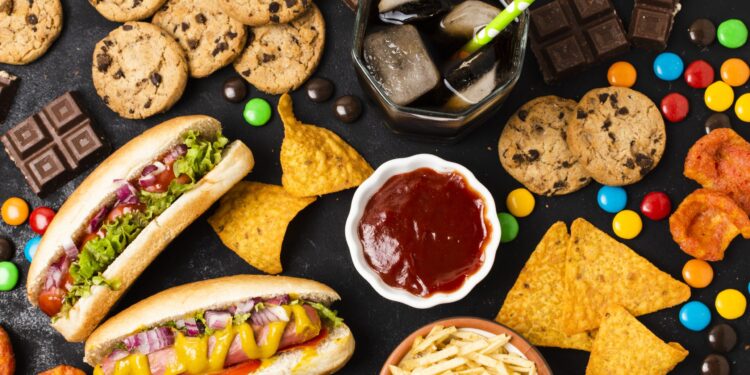 Προειδοποίηση επιστημόνων για τα υπερεπεξεργασμένα τρόφιμα: Η μαγνητική γυναίκας με τους μηρούς-μπριζόλα και ο «σιωπηλός» κίνδυνος