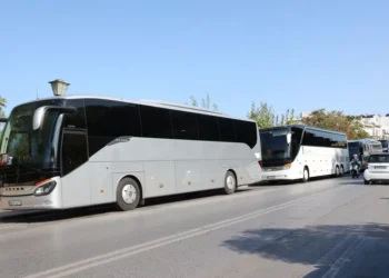 Σήμα αγωνίας λόγω πολέμου από τα τουριστικά λεωφορεία