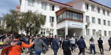 Τουρκία: Βίντεο ντοκουμέντο από τον ένοπλο 15χρονο να πυροβολεί μέσα στο σχολείο - Στους 9 οι νεκροί από το μακελειό