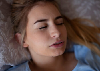 Πώς θα καταλάβετε ότι τρίζετε τα δόντια σας το βράδυ και τι μπορείτε να κάνετε