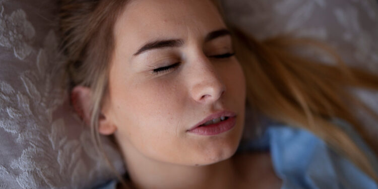 Πώς θα καταλάβετε ότι τρίζετε τα δόντια σας το βράδυ και τι μπορείτε να κάνετε