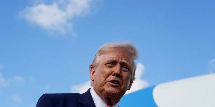 Τραμπ: «Γεμίζουμε τα πολεμικά πλοία με τα ισχυρότερα όπλα» - Νέες απειλές προς το Ιράν αν ναυαγήσουν οι συνομιλίες