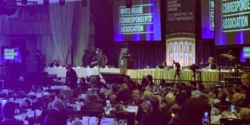 Συναγερμός στις ΗΠΑ: Ο Ντόναλντ Τραμπ απομακρύνθηκε από το δείπνο των ανταποκριτών μετά από πυροβολισμούς