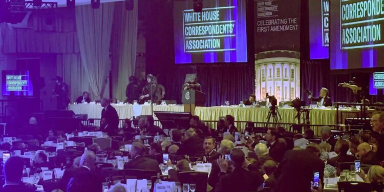 Συναγερμός στις ΗΠΑ: Ο Ντόναλντ Τραμπ απομακρύνθηκε από το δείπνο των ανταποκριτών μετά από πυροβολισμούς