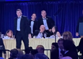 Χάος από τους πυροβολισμούς στο δείπνο των ανταποκριτών στον Λευκό Οίκο: Η φυγάδευση του Τραμπ, τα ουρλιαχτά και ο δάσκαλος με την καραμπίνα