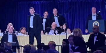 Χάος από τους πυροβολισμούς στο δείπνο των ανταποκριτών στον Λευκό Οίκο: Η φυγάδευση του Τραμπ, τα ουρλιαχτά και ο δάσκαλος με την καραμπίνα