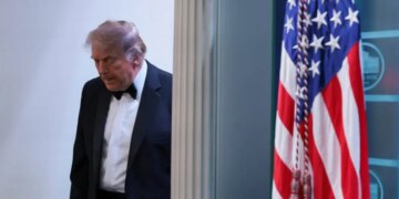 Βάζουν αλεξίσφαιρο γιλέκο στον Ντόναλντ Τραμπ μετά την επίθεση στο δείπνο των ανταποκριτών