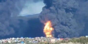 Ρωσία: Εικόνες αποκάλυψης από φωτιά σε διυλιστήριο του Τουάπσε λόγω επιδρομής ουκρανικών drones