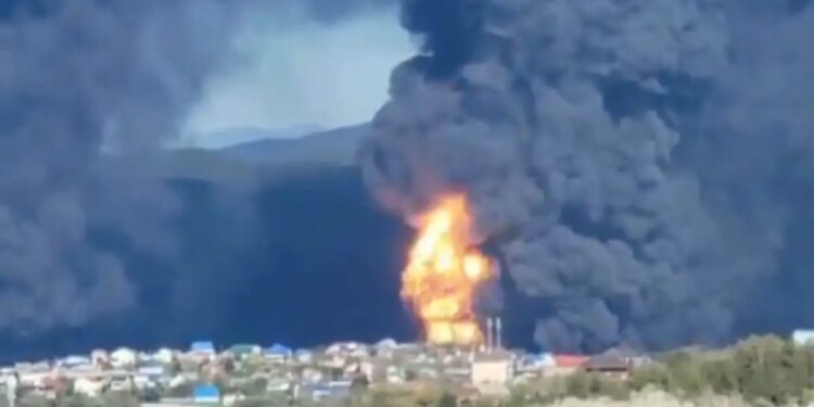 Ρωσία: Εικόνες αποκάλυψης από φωτιά σε διυλιστήριο του Τουάπσε λόγω επιδρομής ουκρανικών drones