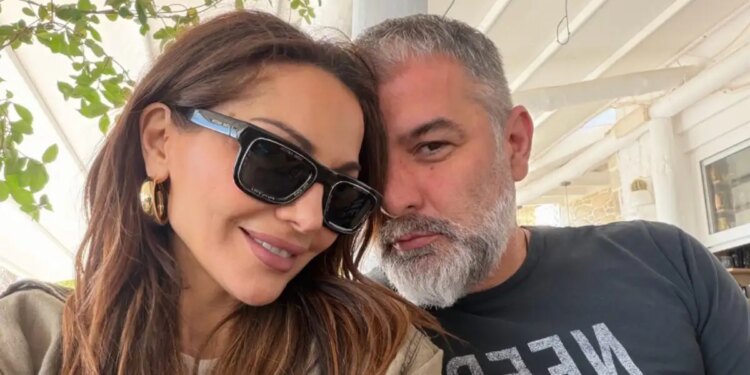 Δέσποινα Βανδή - Βασίλης Μπισμπίκης: Η πασχαλινή τους εξόρμηση στην Κρήτη και οι ηλιοθεραπείες στην παραλία