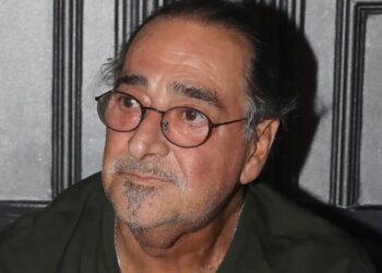 «Ο Βασίλης Καρράς με στήριξε οικονομικά όταν σταμάτησα το τραγούδι, επειδή είχα αυτοάνοσο», είπε η Ειρήνη Ντίσιου
