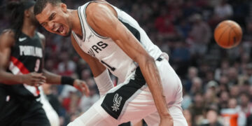 Με πρωτεργάτη τον Γουεμπανιαμά οι Σπερς νίκησαν με μεγάλη ανατροπή - www.ertsports.gr