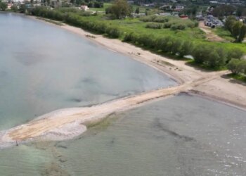 Ωρωπός: Πέταξαν μπάζα στην λιμνοθάλασσα Natura και έφτιαξαν δρόμο 60 μέτρων – Μηνύσεις από τον δήμο