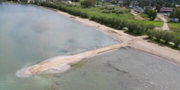 Ωρωπός: Πέταξαν μπάζα στην λιμνοθάλασσα Natura και έφτιαξαν δρόμο 60 μέτρων – Μηνύσεις από τον δήμο