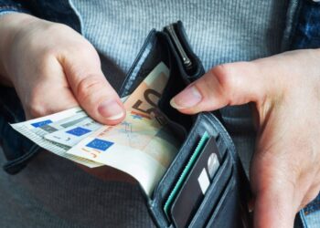 Κατώτατος στα 920 ευρώ από σήμερα: Πόσο ανεβαίνουν μισθοί, επιδόματα και κλιμάκια – Αναλυτικά οι ωφελούμενοι