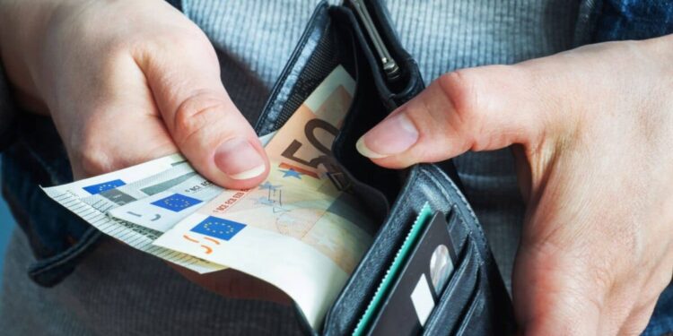 Κατώτατος στα 920 ευρώ από σήμερα: Πόσο ανεβαίνουν μισθοί, επιδόματα και κλιμάκια – Αναλυτικά οι ωφελούμενοι