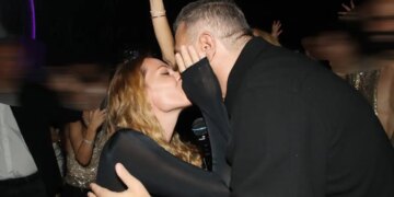 Το φιλί του Αντώνη Ρέμου με την Υβόννη Μπόσνιακ και η μουσική συνάντηση με τη Δέσποινα Βανδή