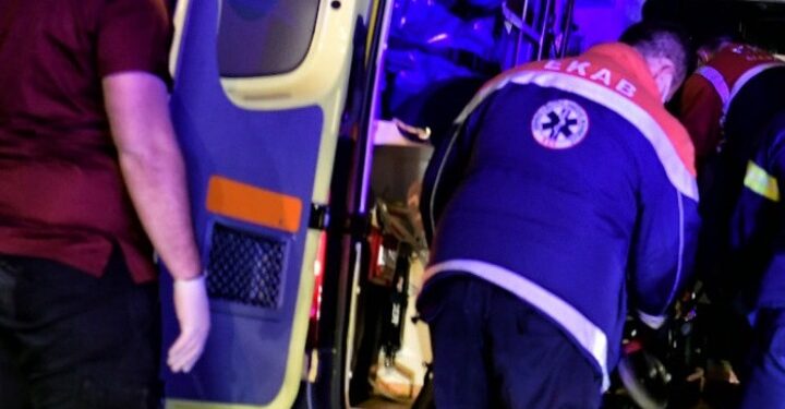 Νέα Μάκρη: Άνδρας ανασύρθηκε χωρίς τις αισθήσεις του κάτω από όχημα