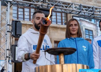 TUI Rhodes Marathon: Άναψε η Φλόγα της Καλλιπάτειρας από τον Παναγιώτη Καραΐσκο - www.ertsports.gr
