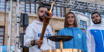 TUI Rhodes Marathon: Άναψε η Φλόγα της Καλλιπάτειρας από τον Παναγιώτη Καραΐσκο - www.ertsports.gr