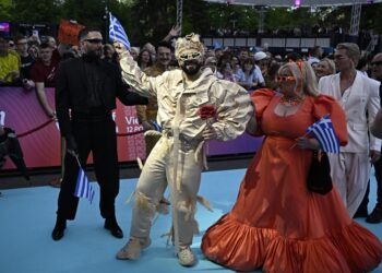 Eurovision 2026: Λάμψη στην επίσημη τελετή έναρξης και το τιρκουάζ χαλί στη Βιέννη – Υπό τους ήχους του «Ζορμπά» εμφανίστηκε ο Akylas