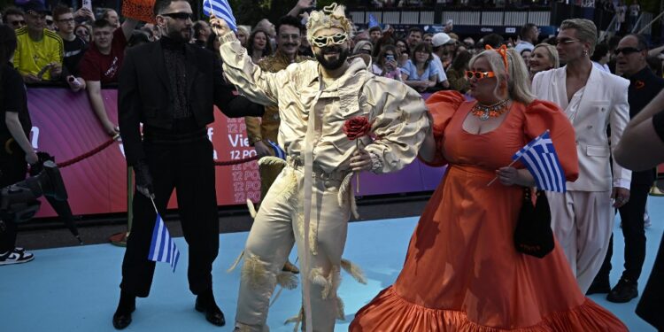 Eurovision 2026: Λάμψη στην επίσημη τελετή έναρξης και το τιρκουάζ χαλί στη Βιέννη – Υπό τους ήχους του «Ζορμπά» εμφανίστηκε ο Akylas