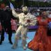 Eurovision 2026: Λάμψη στην επίσημη τελετή έναρξης και το τιρκουάζ χαλί στη Βιέννη – Υπό τους ήχους του «Ζορμπά» εμφανίστηκε ο Akylas