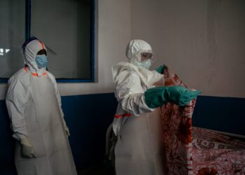 Έμπολα: Η ανεξέλεγκτη εξάπλωση του ιού και τα πιθανά αίτια
