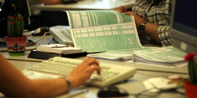 Εκπνέει η προθεσμία για την έκπτωση του 4% στις φορολογικές δηλώσεις: Όσα πρέπει να προσέξετε στη συμπλήρωση – Τα σημεία «κλειδιά» και οι παγίδες