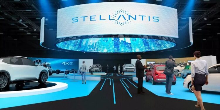 Απρόσμενη συνεργασία Stellantis και Jaguar Land Rover