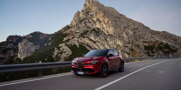 Αναβάθμιση της Alfa Romeo Junior Ibrida με νέα τιμή και 8 χρόνια εγγύηση
