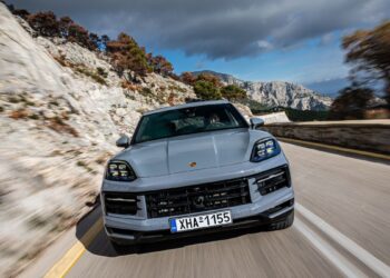 Αθάνατη η βενζινοκίνητη Porsche Cayenne