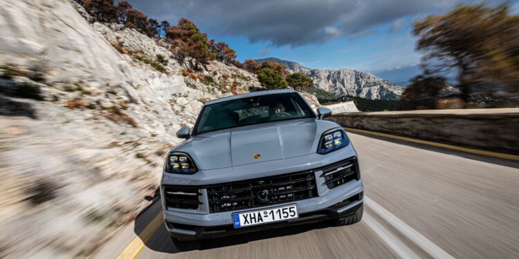 Αθάνατη η βενζινοκίνητη Porsche Cayenne