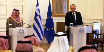 Στις προσπάθειες ειρήνευσης και στη διασφάλιση της ελεύθερης ναυσιπλοΐας αναφέρθηκαν οι ΥΠΕΞ Ελλάδας και Σαουδικής Αραβίας