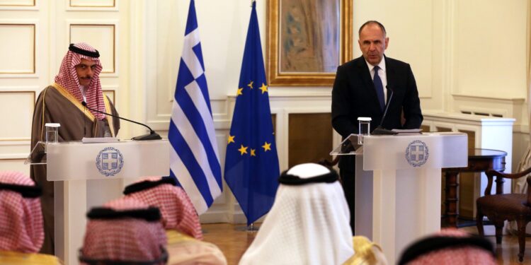 Στις προσπάθειες ειρήνευσης και στη διασφάλιση της ελεύθερης ναυσιπλοΐας αναφέρθηκαν οι ΥΠΕΞ Ελλάδας και Σαουδικής Αραβίας
