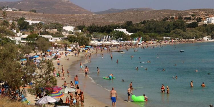 ΙΕΛΚΑ: Οι μισοί δεν θα πάνε διακοπές φέτος, τι δείχνει νέα έρευνα