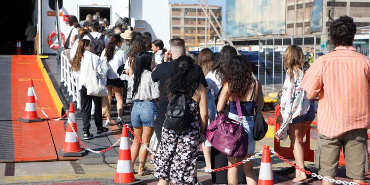 Ξεκίνησε η έξοδος για το τριήμερο του Αγίου Πνεύματος - Κοντά στο 90% η πληρότητα των πλοίων - ertnews.gr