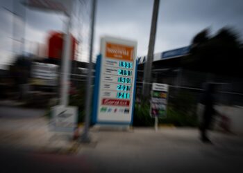 Πτωτική τάση στα καύσιμα: Συνεχίζεται η αποκλιμάκωση στα διυλιστήρια – Πότε θα φανεί στην αντλία