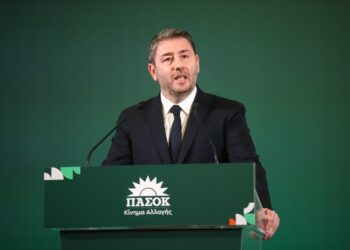 ΠΑΣΟΚ: Καταγγελίες για χειραγώγηση μέσω δημοσκοπήσεων – Αιχμές Ανδρουλάκη για πολιτικές και μιντιακές εξαρτήσεις