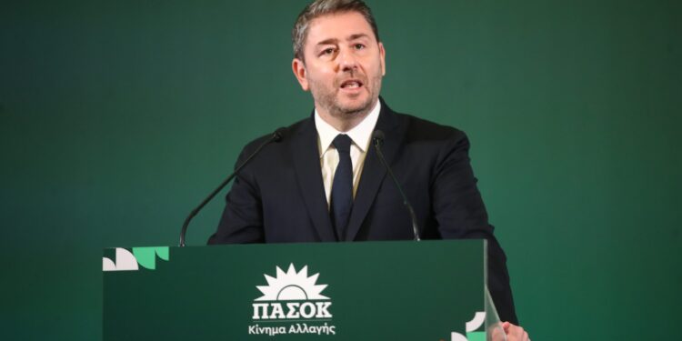 ΠΑΣΟΚ: Καταγγελίες για χειραγώγηση μέσω δημοσκοπήσεων – Αιχμές Ανδρουλάκη για πολιτικές και μιντιακές εξαρτήσεις