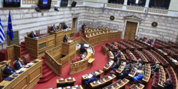 Εκατέρωθεν βολές για τις Ανεξάρτητες Αρχές: «Υπήρξε προσυνεννόηση» λέει η ΝΔ - «Εκτεθειμένη η συμμορία του Μαξίμου» απαντά το ΠΑΣΟΚ
