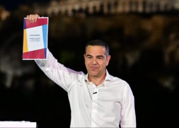 «Ελληνική Αριστερή Συμπαράταξη»: Η πολιτική επιστροφή του Αλέξη Τσίπρα – Το παρασκήνιο και οι συμβολισμοί πίσω από το όνομα