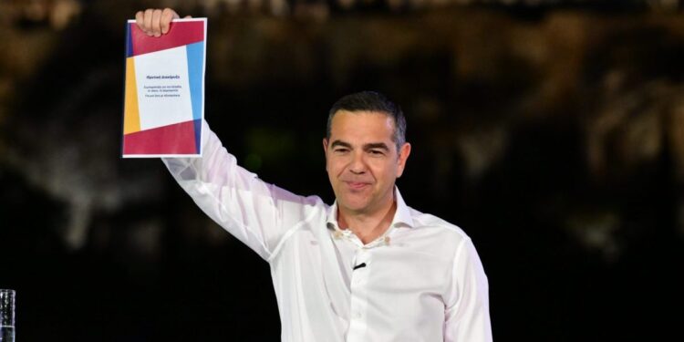 «Ελληνική Αριστερή Συμπαράταξη»: Η πολιτική επιστροφή του Αλέξη Τσίπρα – Το παρασκήνιο και οι συμβολισμοί πίσω από το όνομα