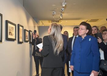Ηράκλειο: Εγκαινιάστηκε η έκθεση «Γραφή από Φως – Συλλογή Κρασάκη» παρουσία της Λίνας Μενδώνη